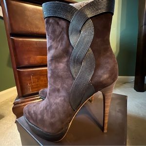 Elie Tahari Cassidy boots size 8.5 brown leather